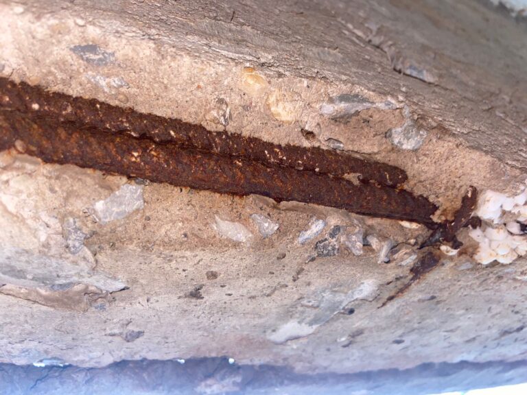 Armadura de concreto exposta e corroída